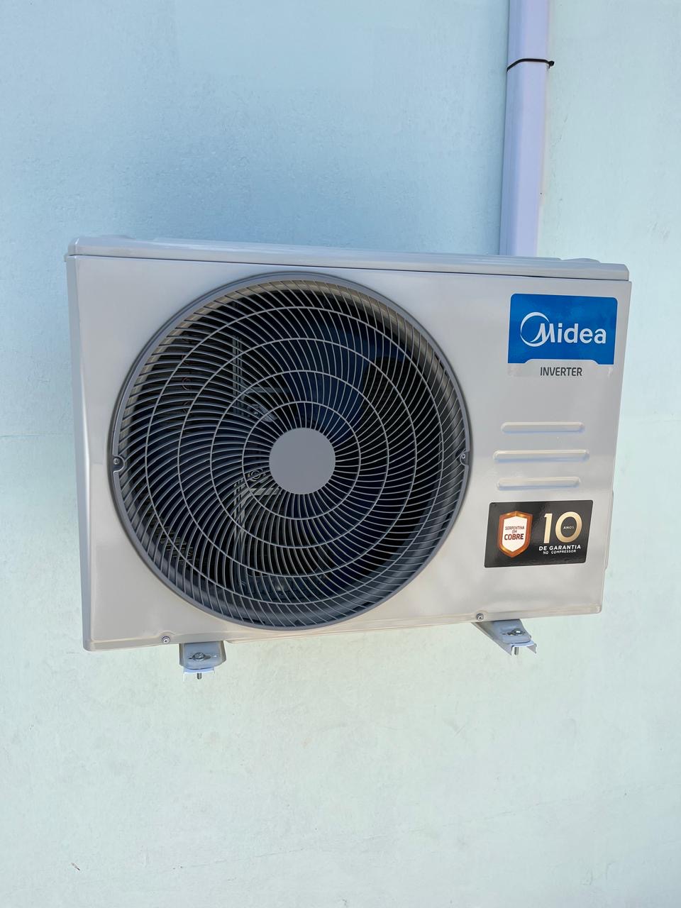 Unidade condensadora de ar-condicionado instalada