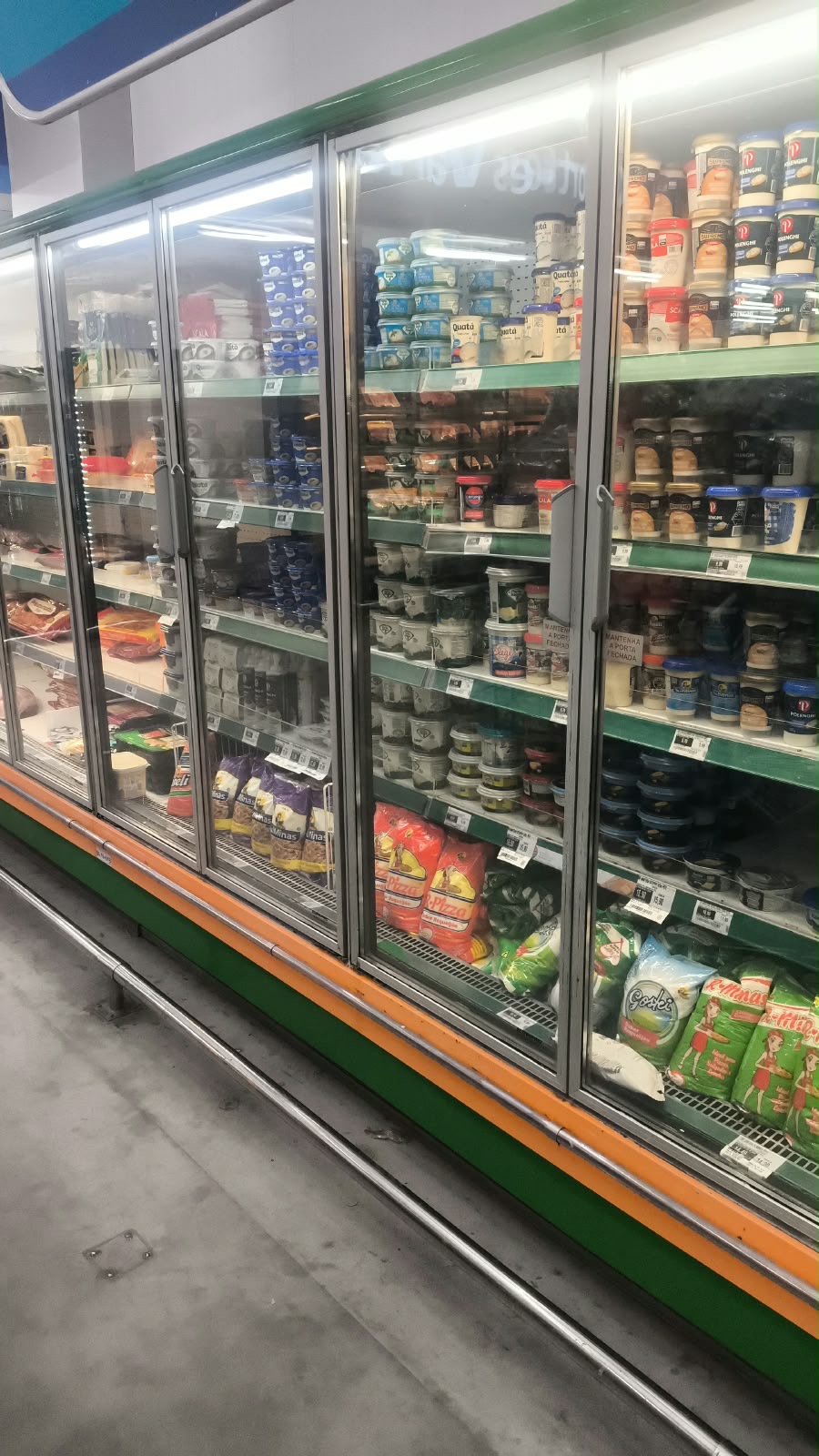 Expositor refrigerado de laticínios em supermercado