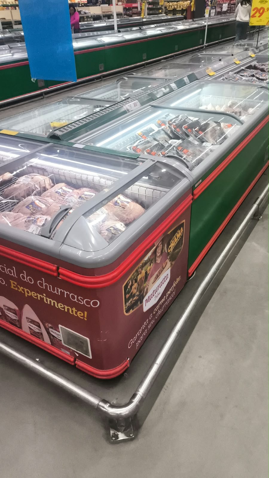 Ilhas de congelados em operação no supermercado