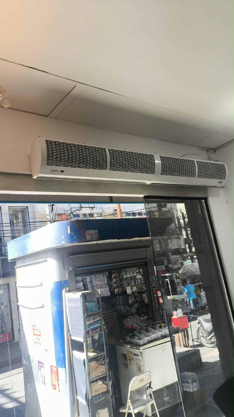 Cortina de ar instalada pela Fera Refrigeração em estabelecimento comercial