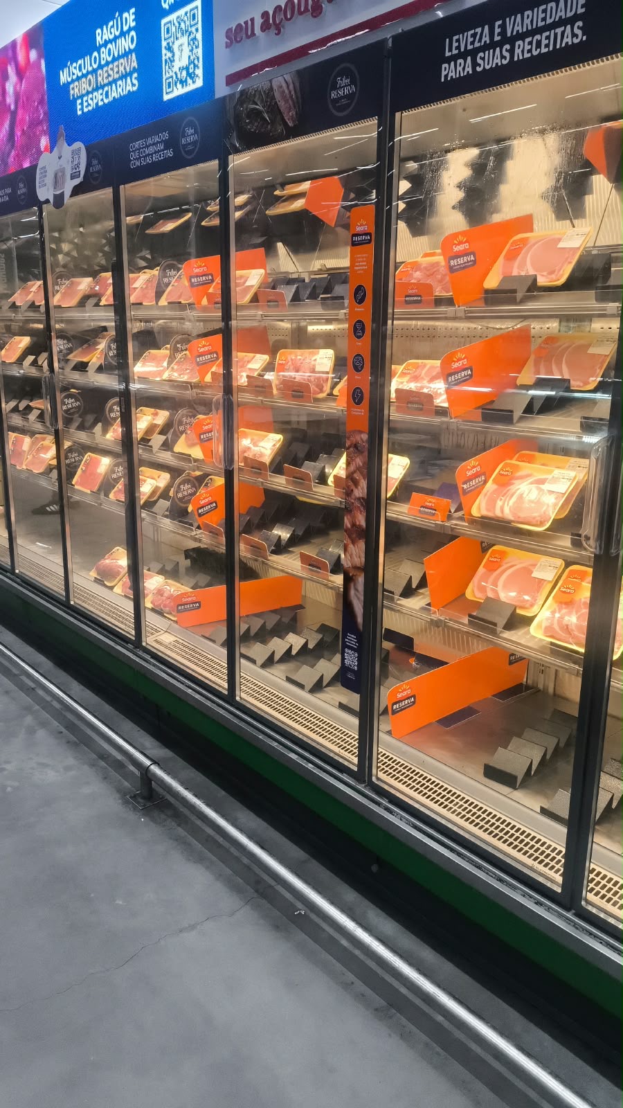 Expositor refrigerado de carnes em supermercado